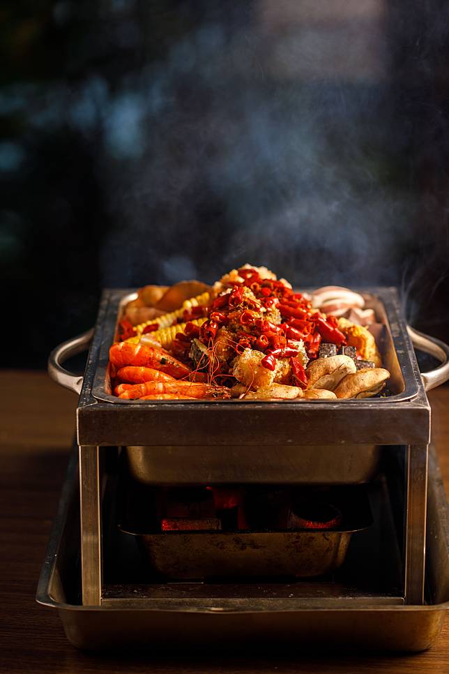 以炭火銅鍋烹煮「麻辣鱷魚鍋_烤魚鍋」，是該餐廳才吃得到的美味。（圖/芭達桑原住民主題餐廳）