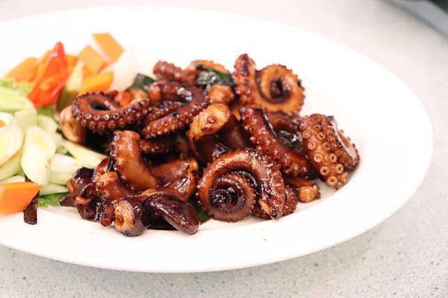 ▲黑糖章魚咬起來毫不費力，外表沾裹了豆油糖，吃來滿是甜甜的醬香。