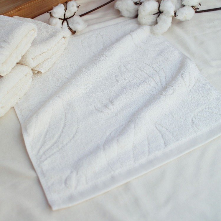 **有機棉熱氣球緹花方巾** 熱氣球冉冉升空隨風翱翔，希望與夢想也跟著起飛!! 天然有機綿紗雙股提花製造，有機棉方巾觸感柔軟，自然環保、舒適的觸感與肌膚輕柔接觸，無染原棉色用起來最安心，無論自已使用或