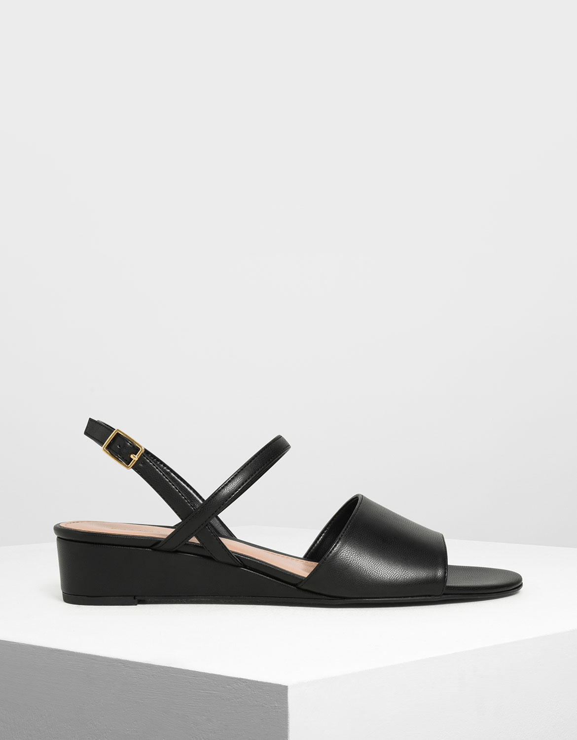 搭配碎花洋裝，打造微甜美休閒穿搭。