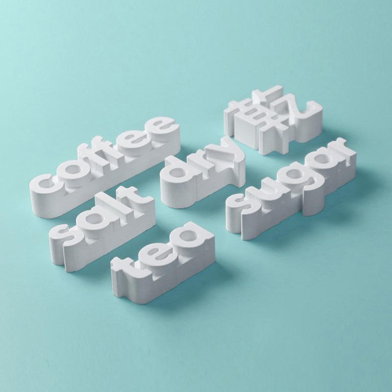 不管你是喜歡文字的設計控，還是溺愛毛小孩的奴才、主子，或是更愛卡哇伊的甜心， 都能找到適合你的款式。 字戀狂 選擇最常見的調味料(salt、sugar)與飲品(coffee、tea)， 並搭配二款主題