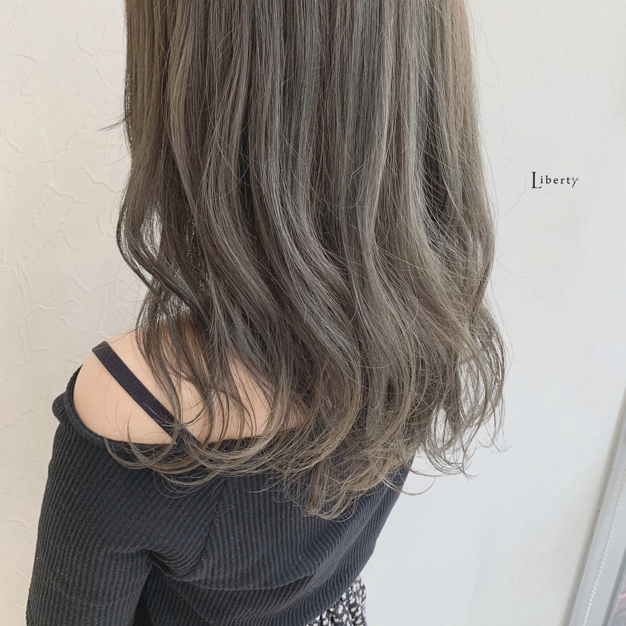 マットアッシュの髪色がナチュラルでおしゃれ Hair