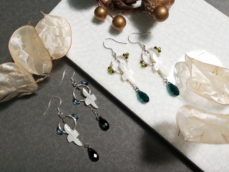 陽光灑落，盆栽內剛開的小花隨風搖曳 偶爾有鳥影從窗邊掠過 嘿，你有多久沒有好好給自己一段獨處的時間，沉澱一下了呢? _ 貝殼雕刻展翅飛鳥剪影 手工綁製小巧日本琉璃珠 搭配高切角施華洛世奇水晶 慢工、細