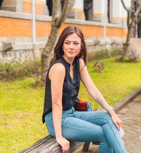 Diduga Selingkuhan Raffi Ahmad, Intip Deretan Potret Cantik Nita Gunawan - w644