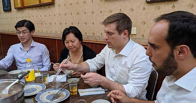 被「台南神級牛肉爐」驚艷！外國記者曝真心話：難怪川普要保住台灣