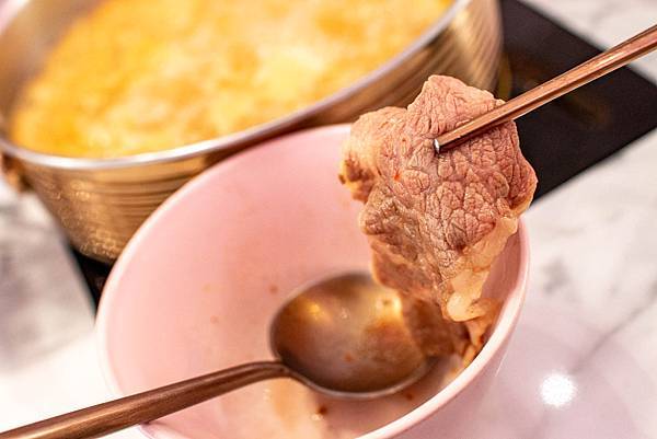 【台中美食】咾鍋風味鍋物-網美神級火鍋店，可愛的小熊火鍋，多樣變化的炙燒料理服務及化妝品甜點！