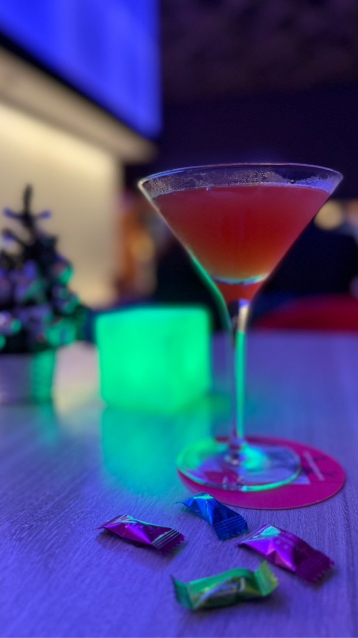 每日飲酒，救濟酒吧老闆。