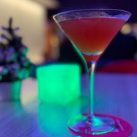 每日飲酒，救濟酒吧老闆。
