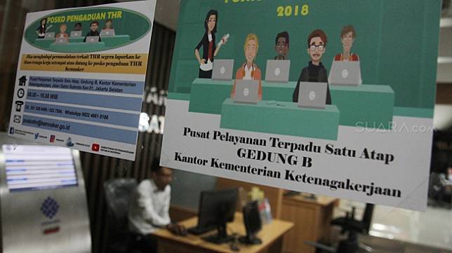 Menteri Ketenagakerjaan Hanif Dhakiri membuka posko pengaduan tunjangan hari raya (THR) Idul Fitri 2018 di Pusat Pelayanan Terpadu Satu Atap (PTSA), gedung B kantor Kementerian Ketenagakerjaan (Kemnaker), Jakarta, Senin (28/5).