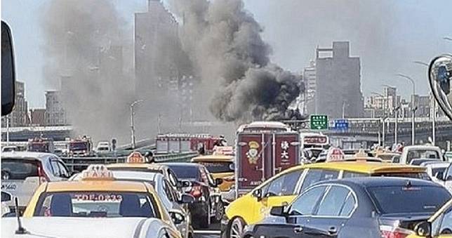快訊／三重中興橋2車衝撞翻覆　當場爆炸駕駛遭燒死