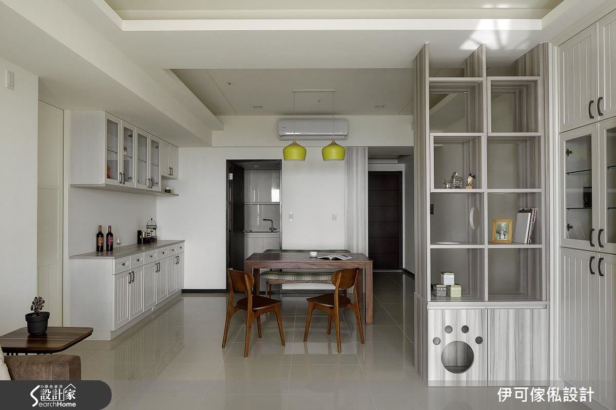 在客餐廳間以雙面櫃底部增設了貓砂置放處，還用貓抓造型增加趣味性。