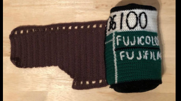 針針都是鐵粉的愛，富士底片圍巾連外殼的條碼都真實呈現