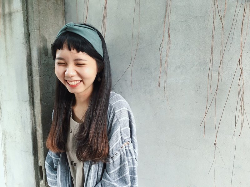 總是可以讓人放鬆的度過一天 你也跟著我們一起感受台南的悠閒吧～～～：） **2017的尾巴，選擇一條髮帶來迎接快到來的聖誕節和跨年吧！完勝結尾！** 麂皮的質感很適合迎接秋冬的到來 素面的設計也很好跟