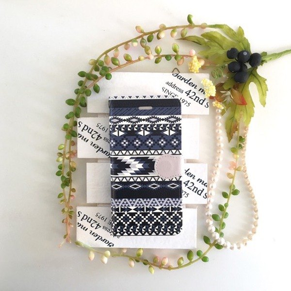 有質感的良好覆蓋材料防止衝擊或劃傷您寶貴的智能手機外殼。內部設置的情況下，保護身體。 當折疊該背面可以用作支架，它是在視頻觀看有用。 ●材料 [IPhone] ·IPhoneⅩ，iPhone8，iPh