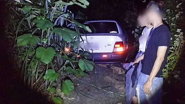 掉漆！男子帶女友看夜景　GPS迷航開車開進山溝