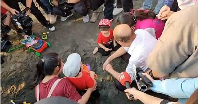 韓國瑜沙灘陪玩遭打槍　小孩搶回玩具拒喊「凍蒜」