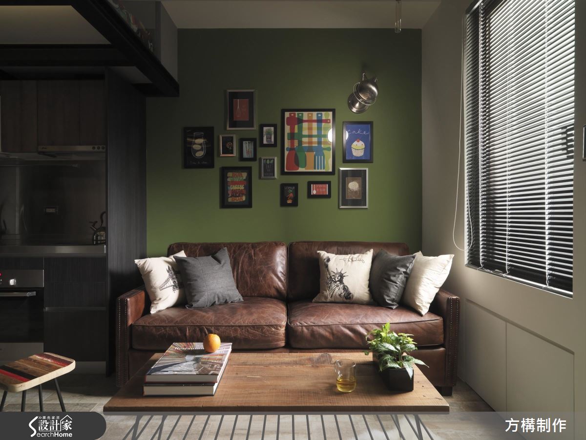 同樣是深綠色的牆面，搭配深棕色的皮沙發，牆面大小不一位置錯落的裱框畫作，跳脫出強烈的個人風格。