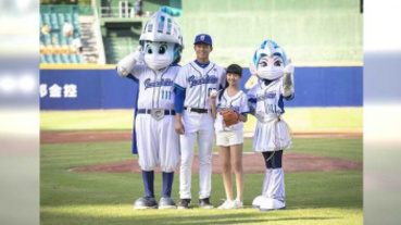 職棒開球初體驗 吳以涵架勢足自打80分