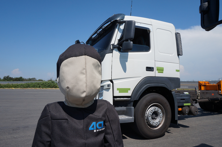 駕駛的行車視野盲點怎麼發生的、專家如何判斷你車子的視野盲點？現代科技能幫我們消滅盲點嗎?