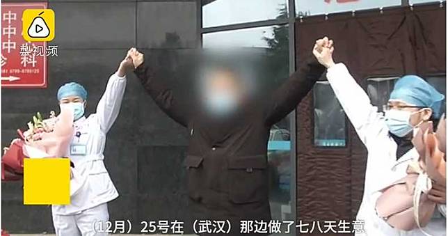 武漢肺炎／連燒6天6夜瘋狂灌水　院前振臂歡呼：我痊癒啦！