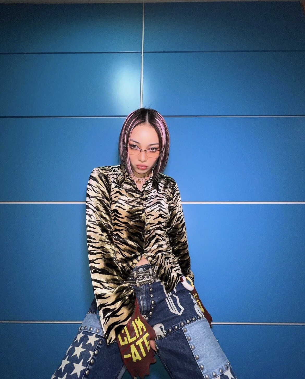 你離時尚只差一個皮帶！女團打歌都在穿的Y2K低腰皮帶時尚、辣妹必備美式復古大logo