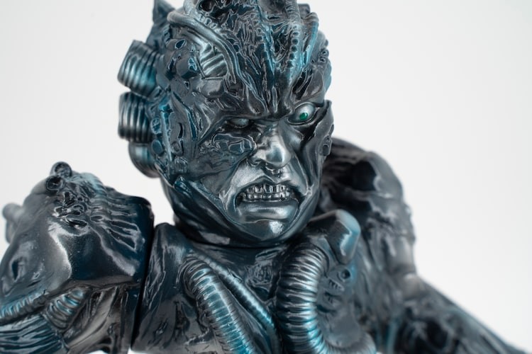 塚本晋也監督作「鉄男」のソフビ・藍鉄Ver.が受注販売、受付は24時間