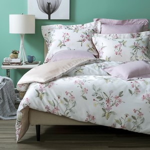 和樂自有品牌產品 觸感柔順，手感絕佳 柔軟舒適，光澤鮮明 圖騰花色，工藝細膩 營造優雅空間氛圍 台灣製造，品質保證 內容物 - 歐式枕套x2 (51x71+8cm 框邊，無枕頭枕心)、床包x1 (15