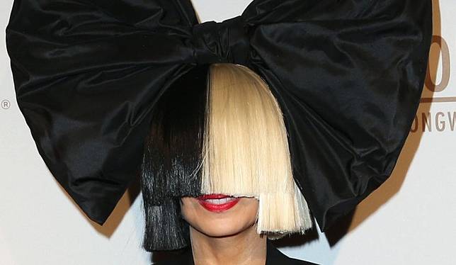 Selain Sia dengan Wig Hitam Putihnya, Inilah Musisi-Musisi Dunia yang Menutupi Wajahnya Secara Unik. Kenapa Yah?