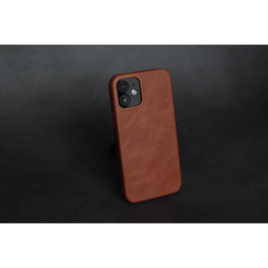 溫潤樸實的小牛皮，中和了堅毅冷冽的金屬線條，細膩質感的超纖維麂皮絨內裡，提供了玻璃背蓋心安的保護，適合追求極簡時尚的您。巧思設計讓皮革略高於螢幕邊緣及相機鏡頭僅0.2mm，能有效防止摩擦及刮痕，在增添