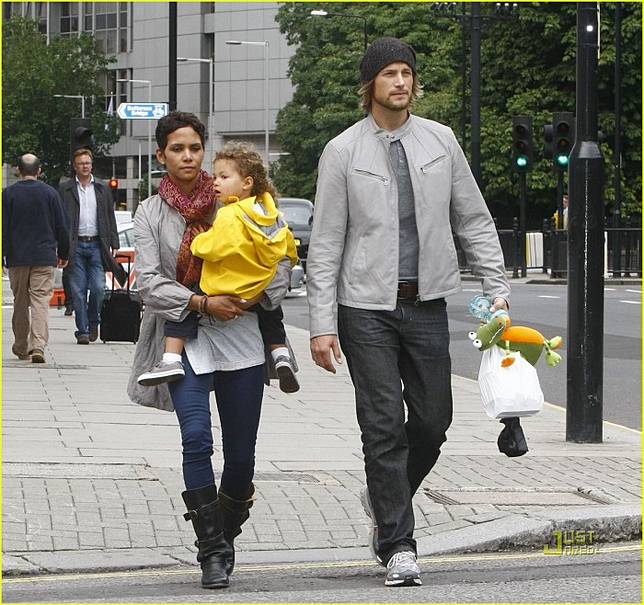 10 Seleb Cewek Yang Berpasangan Dengan Cowok Yang Jauh Lebih Muda