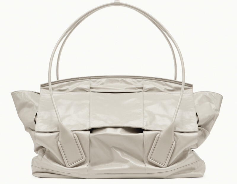 Bottega Veneta ARCO Slouch 小牛皮肩背包，約TWD$220,800。