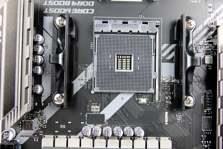 MAG X570 TOMAHAWK WIFI主機板採用的AM4腳位插槽，從官網的處理器相容清單來看，從Raven Ridge、Pinnacle Ridge、Picasso和Matisse架構的Ryzen 2000 / 3000系列處理器，以及新推出的Matisse Refresh架構的Ryzen 3000XT系列處理器，都可以在更新BIOS後安裝使用。 ▲ MAG X570 TOMAHAWK WIFI主機板採用12（CPU）+ 2（SoC）+ 1（APU）相數位供電設計，其中在處理器部分，搭載單顆60A的Renesas ISL99360 Power Stage MOS元件，使得電流負載可以達到720A，即便是安裝AMD Ryzen 9 3950X處理器也能勝任有餘。 ▲ IO背板的上蓋裝甲和供電區域散熱片除了採用俐落的一體成型設計外，連同處理器插槽旁VRM區域的散熱片，都是使用鋁合金材質來提高散熱效果。 ▲ 同樣在主機板上的兩個M.2插槽，MAG X570 TOMAHAWK WIFI主機板也提供內含導熱膠條的M.2 Shield Frozr散熱器，來降低M.2固態硬碟高速存取時的溫度。 ▲ 除了前面的被動式散熱設計外，MAG X570 TOMAHAWK WIFI主機板在晶片組採用的Frozr Heatsink散熱設計，則是透過自家顯示卡Zero Frozr智慧運轉技術，當晶片組工作溫度超過預設值（60°C）時，就會啟動散熱風扇來主動進行降溫。