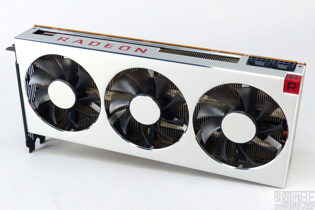 Radeon VII 改採 3 個 75mm 軸流風扇散熱，金屬外殼轉折處均有亮面導角設計