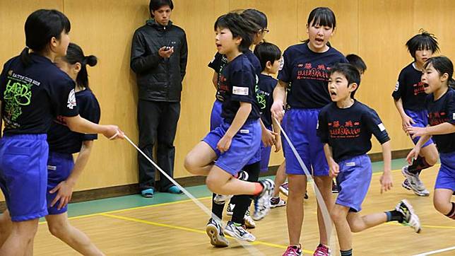 Anak-anak di Jepang Ini Cetak Rekor Melompati Tali Dengan Cepat