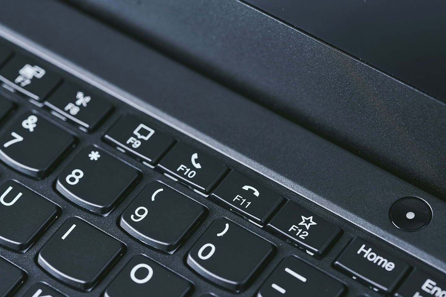 硬體規格升級，兼具效能與輕巧易攜：ThinkPad X13 開箱深度評測！