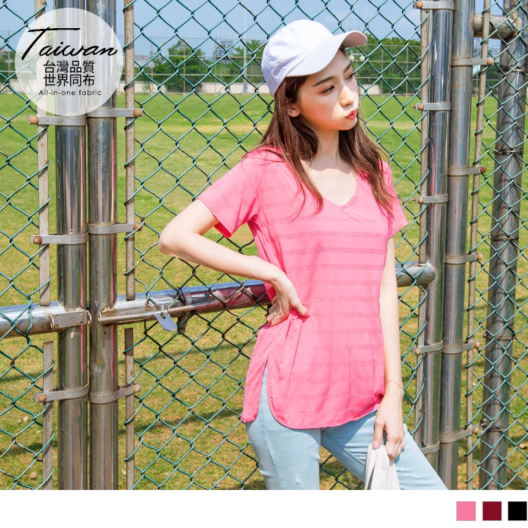 採用舒適的彈性面料材質， 加上微寬鬆修身版型， 讓你在運動時無拘無束更佳自在。 面料透氣西施不悶熱， 給予妳最舒適的穿著感受~~ ************** 小提醒： 前短後長，全長為肩領量至前衣襬