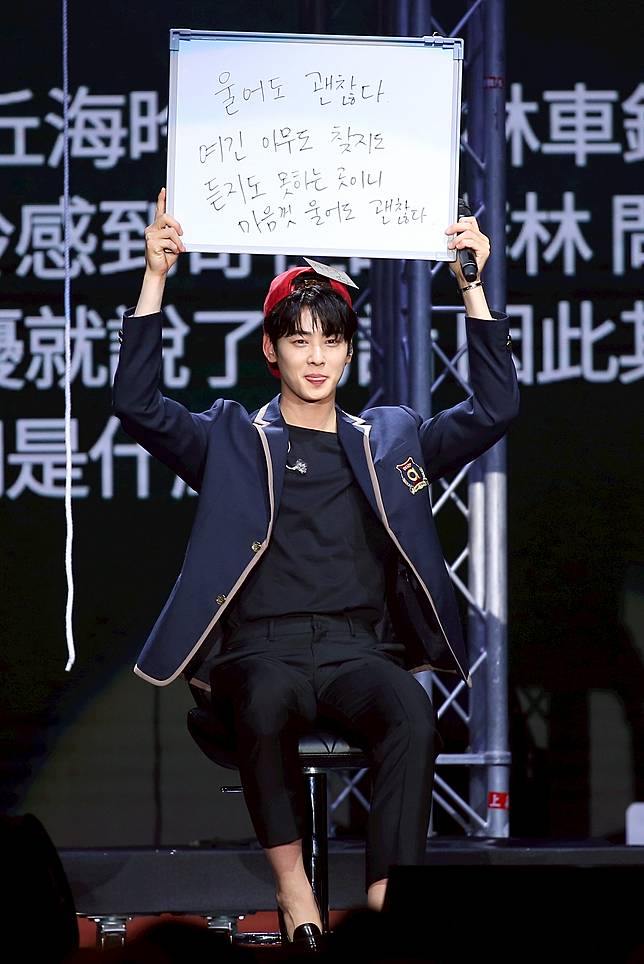 車銀優穿上高中制服答題。記者余承翰/攝影