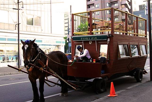 馬照跑 酒當然照飲 北海道帶廣入夜後才登場的移動酒館 馬車bar 是日日本 Line Today