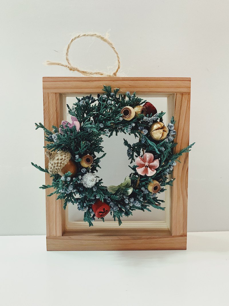 ｜聖誕節的前奏｜ 我愛的季節，這款選用的是日本不凋海穗（杜松子），帶有天然的果實和淡淡的香氣～搭配聖誕經典配備—果實，開心果和尤加利果是我的最愛，是個耐看的聖誕風！！可以立在桌上也能掛在牆上喔