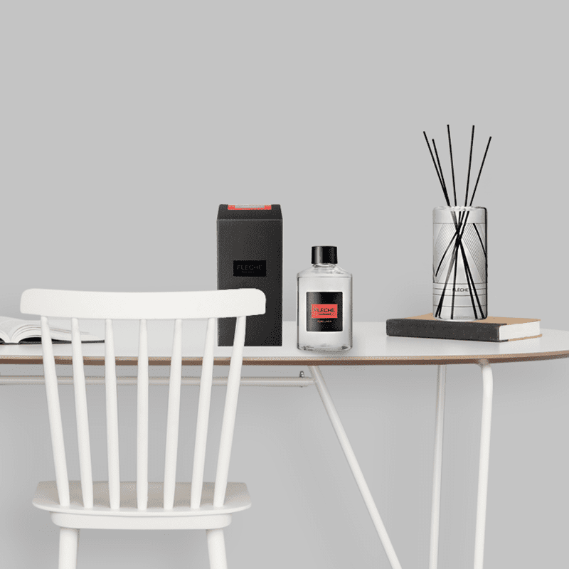 韓國 FLECHE手工玻璃擴香禮盒提袋組，時尚紅黑配色，增添優雅奢華感，放在室內空間，不僅散發淡淡香氣，更妝點居家氛圍，提升品味！野生黑醋栗、卡拉布里亞、純亞麻、賽普勒斯四種香氛味任選，送禮自用皆合適