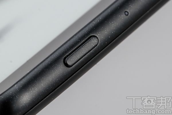 電源鍵電源鍵兼具喚醒功能，亦可搭配原廠磁感應保護殼套來喚醒閱讀器。