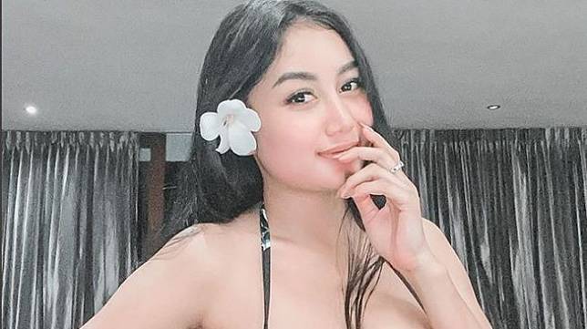 Pamela Safitri Kembali Tampil Dengan Bikini