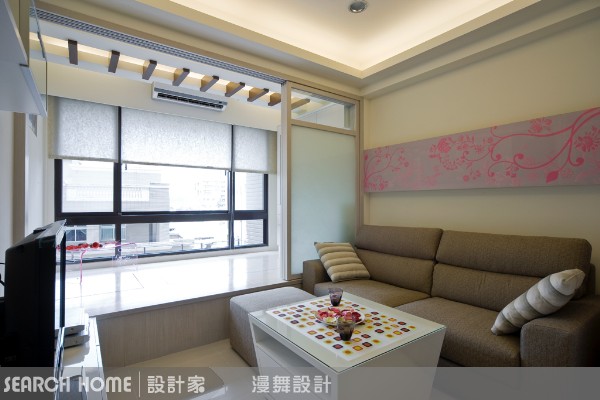 照過來！素顏牆壁變超正美眉