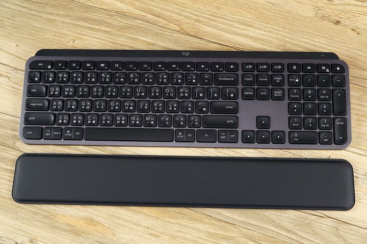 搭配原廠專為 MX Keys 所設計的手托，舒適度更上一層。
