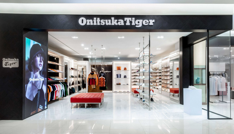 接續4月在台北101開設旗艦店，Onitsuka Tiger（鬼塚虎）再度於5月開設新形象店，坐落於台中大遠百3樓，明亮的店觀與大面透明玻璃，盡顯各系列單品，包含最新上市的SAKURA SERIES（櫻花系列）女鞋與潮流服飾配件。（圖／品牌提供）