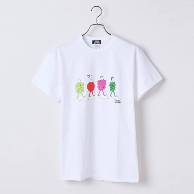 ・人氣水果兄弟T恤。・棉質舒適版型，自然色系不受季節限制。・致敬樂團名曲專輯封面，以水果兄弟特別製成。・於胸前點綴圖案，男女皆可穿。【FRuiT BRoTHeRS】・由四位水果兄弟組成的角色品牌。・綠