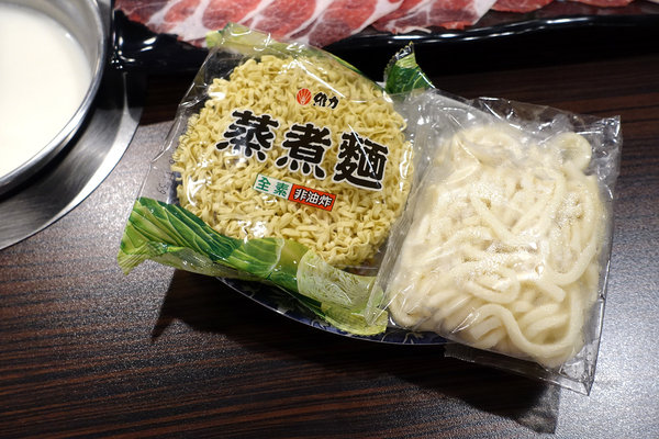 三重蘆洲火鍋推薦-魏大爺火鍋店，捷運三民高中站鍋物套餐，蘆洲個人火鍋，蘆洲親子餐廳，大份量肉盤，可客製化選餐的蘆洲火鍋推薦 
