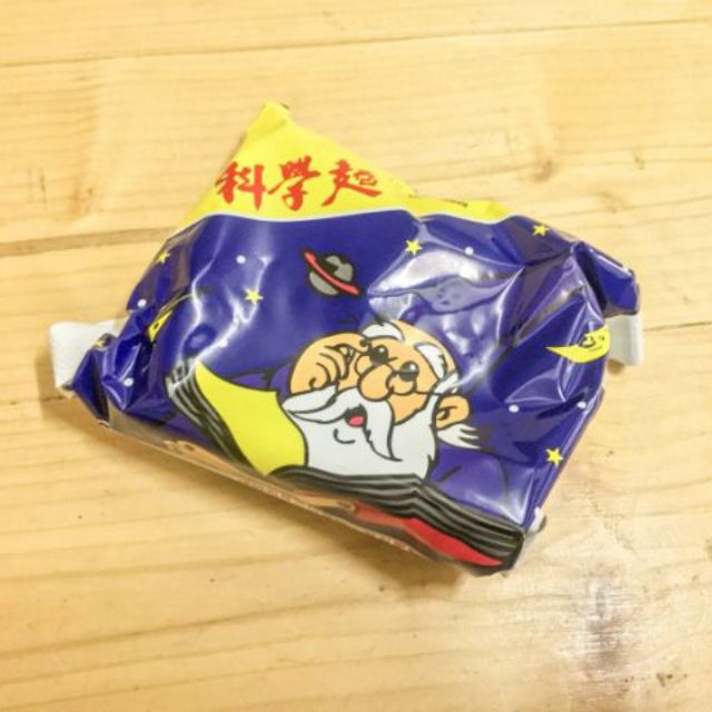 大人小孩都愛的童年回憶~可用於滷味，火鍋，關東煮加進鍋燒意面裡又有另一種口感~~自己吃或大家一起吃都適合~*另有整箱販售!有調味包重量:一包38公克效期:六個月產地:臺灣成份:麵粉，精製棕櫚油(棕櫚油