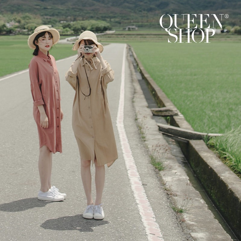 長版素面棉麻排釦襯衫洋裝素面百搭的長版襯衫內搭白上衣和卡其褲日系休閒感全釦當洋裝穿也很適合舒服的棉料材質適合夏天搭配草帽和涼鞋微涼的夏天悠閒的散步