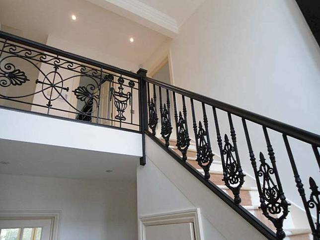 Amankan Rumah Tingkat Dengan 7 Railing Tangga Minimalis Ini Dekoruma Com Line Today